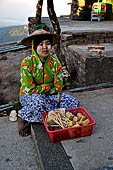 Myanmar - Kyaikhtiyo, food sellers 